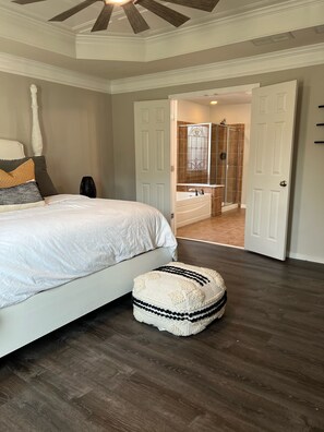 5 bedrooms, desk, iron/ironing board, free WiFi - Luxury Modern Estate Near ATL Airport 5BR • Pool Table • Office (Atlanta)