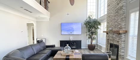 Téléviseur connecté, foyer, jeux vidéo, lecteur de DVD