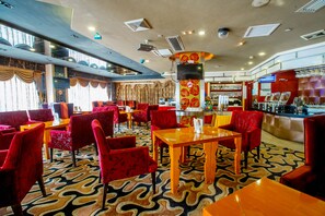 2 restaurants, breakfast, lunch served; local and international cuisine  - Louis Hotel Zhongshan (Zhongshan)