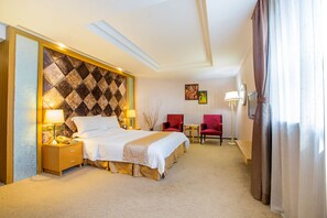 Quarto casal luxo | Frigobar, cofres nos quartos, escrivaninha, cortinas blackout