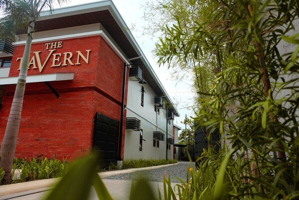 Un edificio con fachada de ladrillo rojo y un letrero que dice "The Tavern".