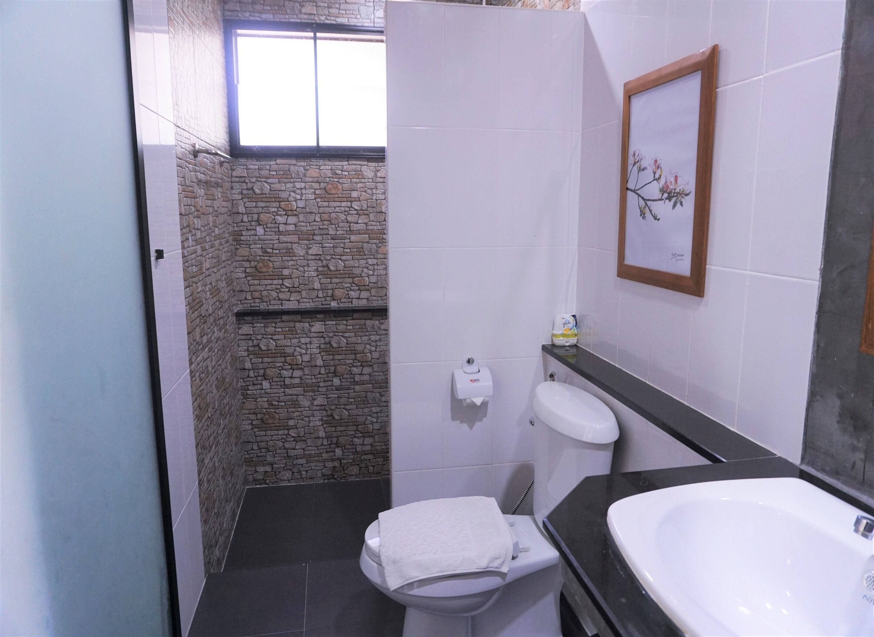 deluxe twin room | bathroom | shower, rainfall showerhead, free toiletries, hair dryer