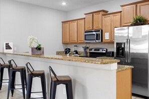 Fridge, microwave, oven, stovetop - 4 Bedrooms / 3 Bathrooms / Paradise Palms (8974 MP) (Kissimmee)