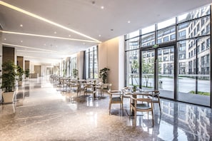 Phục vụ bữa sáng, bữa trưa và bữa tối