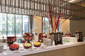 Daily buffet breakfast (CNY 62 per person)