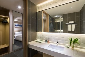 Deluxe Twin | 1 bedroom, desk, blackout curtains, soundproofing - Q-Box Hotel Shanghai Sanjiagang (Shanghai)