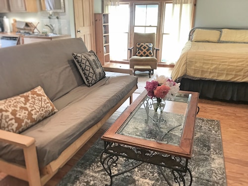 Sunny studio apartment close to downtown