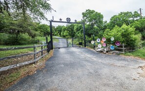 Property grounds - Experience a sunrise you never forget from the deck at the House on Cox Hill (San Marcos)