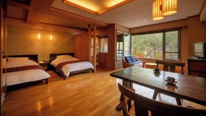 Een hotelkamer met twee bedden, een eettafel en een televisie.