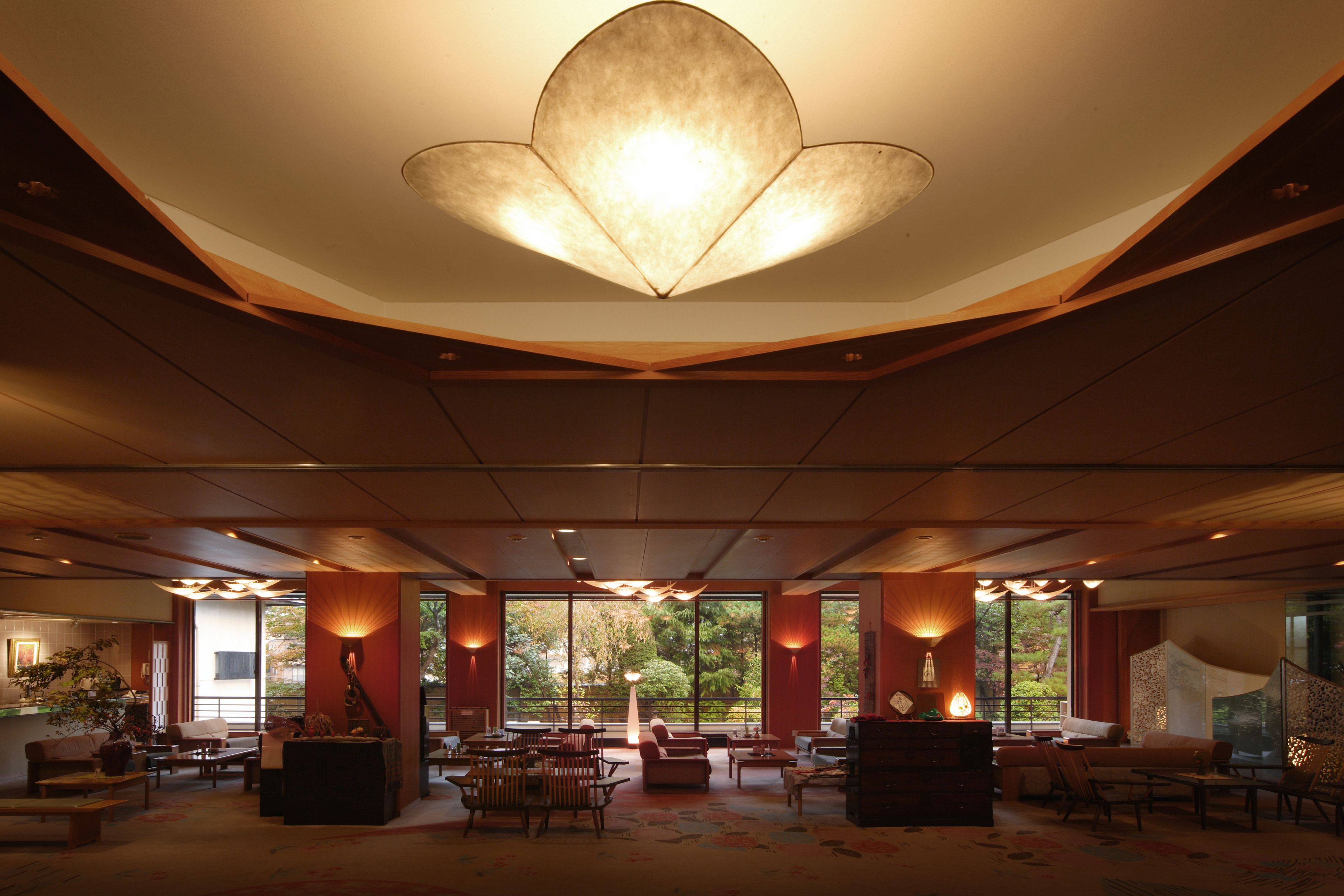 Un hall d’entrée spacieux, agrémenté d’un grand lustre, de plusieurs espaces de détente et de grandes fenêtres offrant une vue sur l’extérieur.