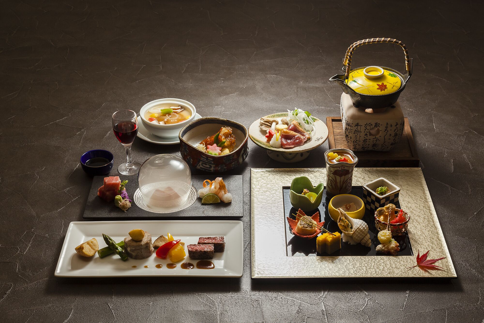 Une variété de plats et une théière sont posés sur une table.