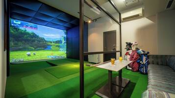 Indoor golf driving range