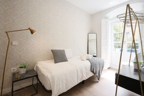 4 chambres, coffres-forts dans les chambres, fer et planche à repasser