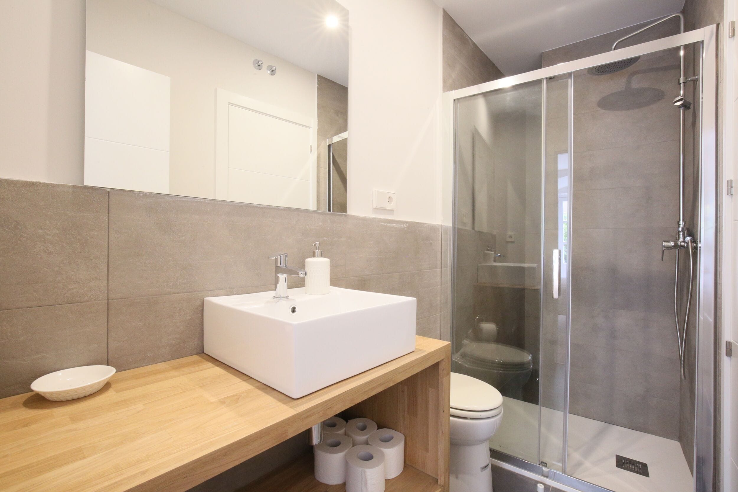 Doccia, asciugacapelli, asciugamani, sapone