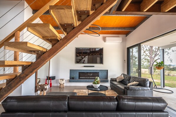 TV connectée, cheminée, lecteur de DVD, médiathèque