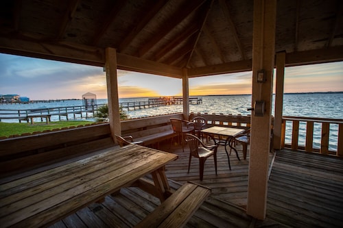 Sleeps 6! NEWLY REMODELED