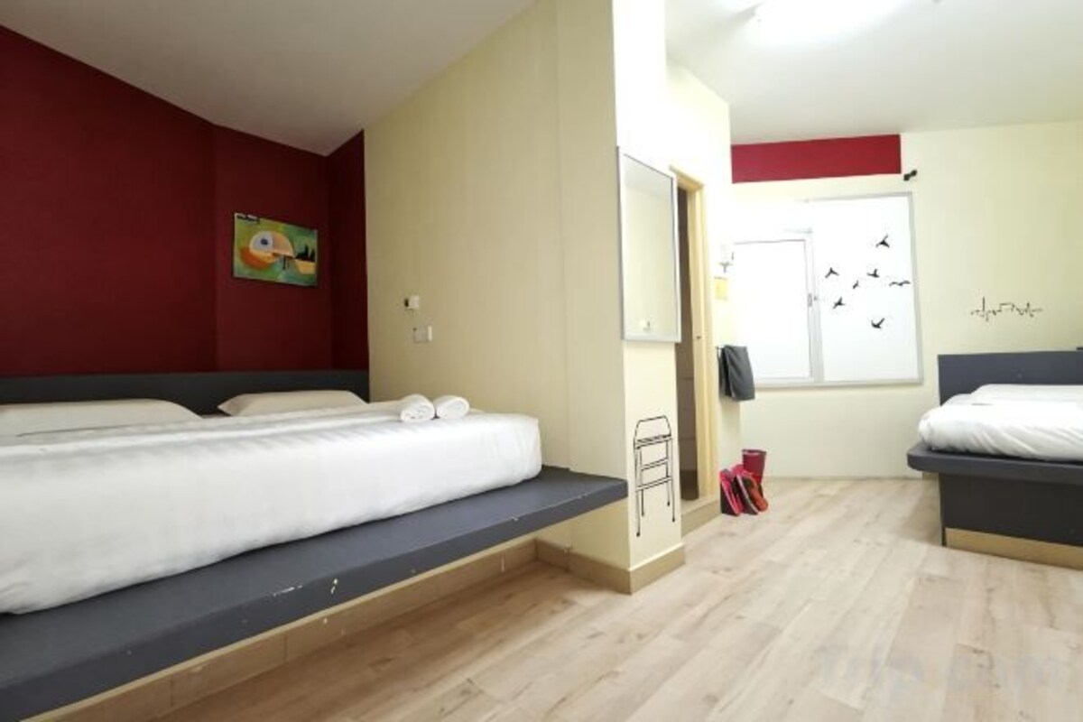 Family Room with Private Bathroom (3 Single Beds)