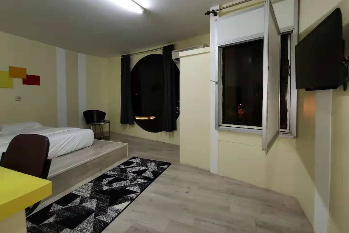 Quarto superior, 1 cama King | Escrivaninha, ferros/tábuas de passar roupa, Wi-Fi de cortesia