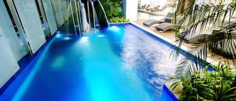 2 kolam renang terbuka