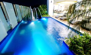 2 outdoor pools