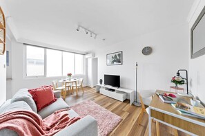 TV - Bright & Sunny Oasis (Balaclava)