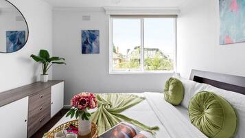 1 Schlafzimmer, Schreibtisch, Bügeleisen/Bügelbrett, Reisekinderbett