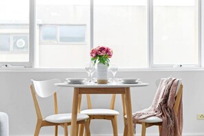 Dining - Bright & Sunny Oasis (Balaclava)