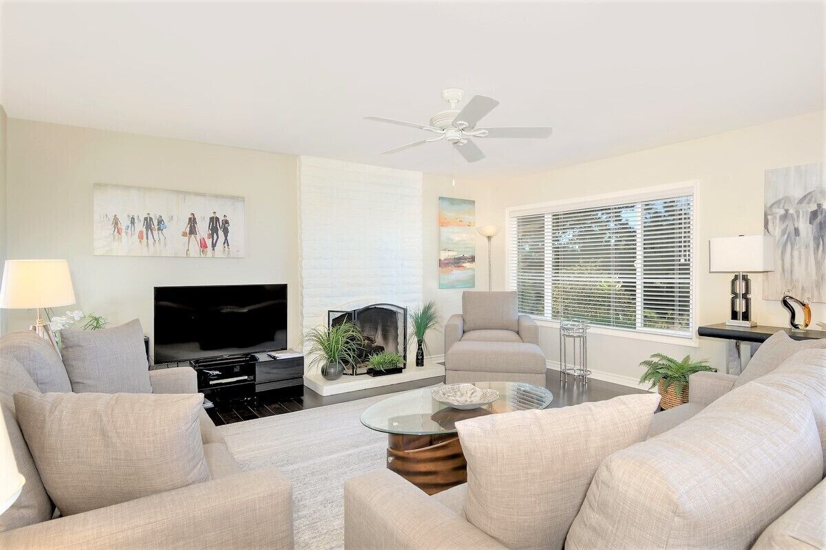 Enjoy views of the Pacific and Adjacent to the Lomas Santa Fe Country Club