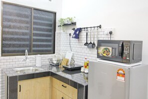 House, 3 Bedrooms | Dapur kecil peribadi | Peti sejuk/penyejuk beku saiz penuh, ketuhar gelombang mikro, dapur