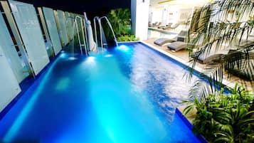 2 outdoor pools, an infinity pool