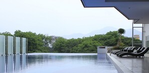 2 outdoor pools - H2H London House (Ipoh)
