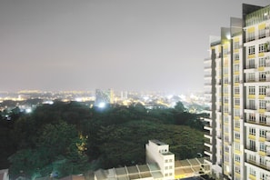 A high-rise building with multiple balconies and a cityscape in the background. - H2H Maison De Luxe (Ipoh)