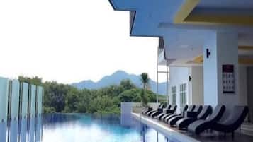 2 kolam renang terbuka