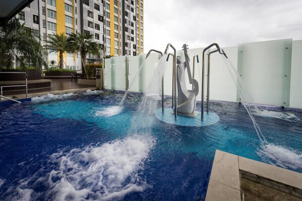 2 outdoor pools