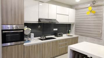 Apartment, 3 Bedrooms | Dapur kecil peribadi | Peti sejuk/penyejuk beku saiz penuh, ketuhar gelombang mikro, dapur