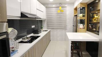 Apartment, 3 Bedrooms | Private kitchenette | Full-sized fridge, microwave, stovetop, electric kettle