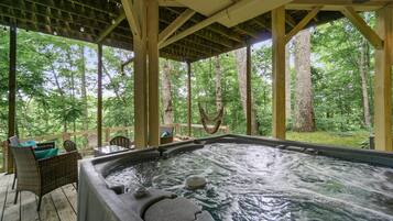 Tina de hidromasaje al aire libre