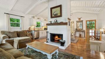 Televisión y chimenea