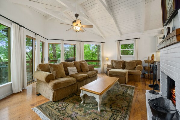 Televisión y chimenea 