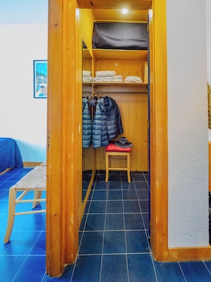 Basic Apartment, 2 Bedrooms, Non Smoking, Sea View | 2 bedrooms, cribs/infant beds, free WiFi, bed sheets