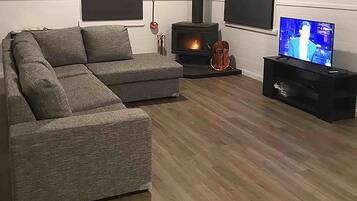 Cottage, 3 Bedrooms, 2 Bathrooms | Living room | Flat-screen TV, fireplace, DVD player