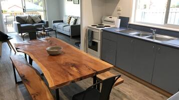 Family House, 4 Bedrooms, 2 Bathrooms, Mountain View | In-room dining