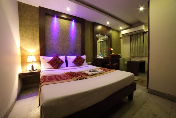 迷你吧、客房内保险箱、办公桌、免费 WiFi