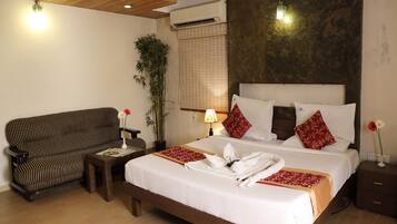 Executive Double Room, 1 King Bed | Minibar, in-room safe, desk, free WiFi