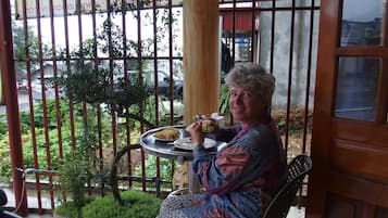 Daily continental breakfast (VND 60000 per person)