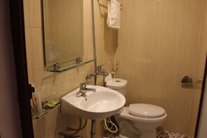 Shower, rainfall showerhead, free toiletries, slippers