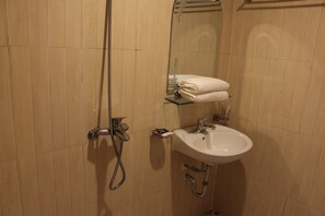 Shower, rainfall showerhead, free toiletries, slippers - Sapa Stay Hotel (Sa Pa)
