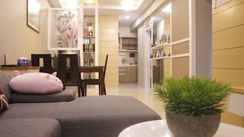Apartment, 3 Bedrooms | Living room | Smart TV