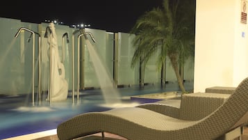 2 kolam renang terbuka