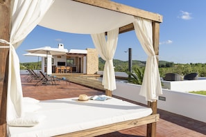 Outdoor dining - Villa Dalt S'Era - Free week from July 13 to 20 (Santa Eulària des Riu)
